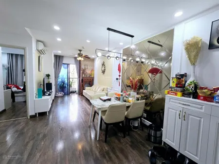 Chính chủ bán căn 65,1m2. tầng trung, ban công tn. 2pn 2vs full nội thất có ban công pk