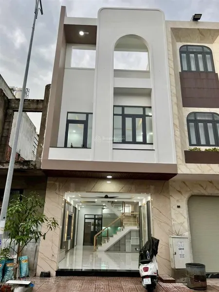 Bán nhà 2 tầng 80m2 giá rẻ gần big c ngay trung tâm dĩ an