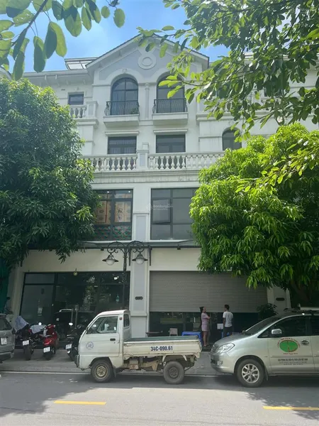 Shop sổ lâu dài nt06, hoàn thiện 23.6 tỷ có thang máy, đường 52m gần masteri gia lâm (0985 941 ***)