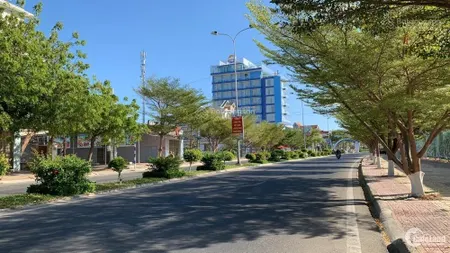 Bán 1100m2 đất mt võ nguyên giáp giáp yên ninh, ninh thuận, có 889m2 thổ cư, gần biển và công viên