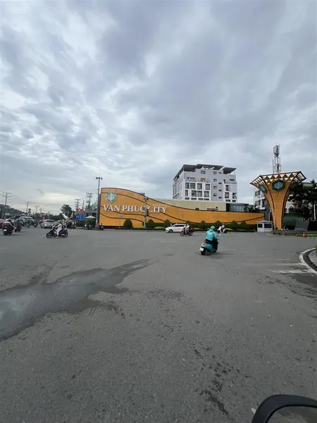 Nhà đối diện cổng vạn phúc city 40m ôtô tới cửa 1trệt 1lầu 2pn 2wc đầy đủ tiện ích xung quanh