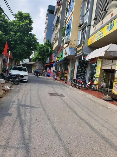 10.2 tỷ. có thể cho thuê đất. thửa đất 60m2. mặt tiền 5m. đường 5m. mặt chợ nguyên xá btl