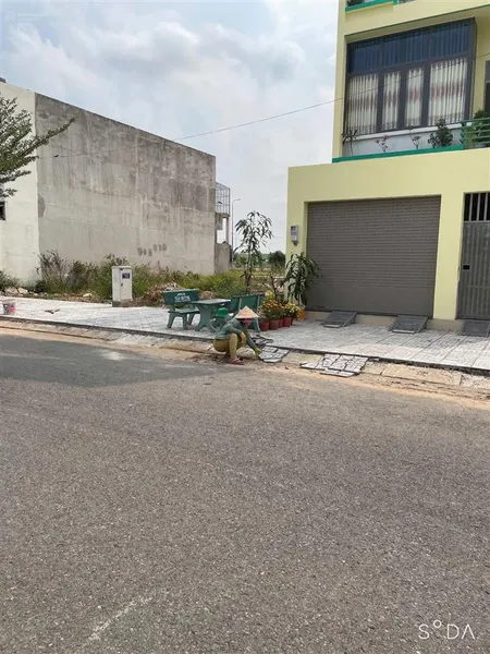 Chủ ngộp bán gấp nền đất 80m2 gần chợ bình chánh,ngay mt đường lớn tiện kinh doanh hoặc mua bán,shr