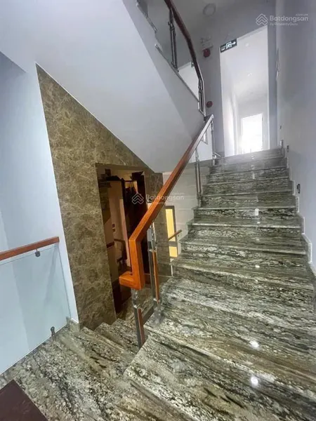 Bán nhà mới xe hơi đến cửa đường võ văn kiệt, q5 sát q1. nhà 5 tầng 6 phòng ngủ. giá 10,2 tỷ