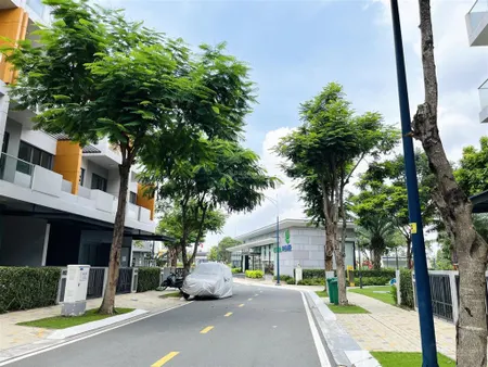 Bán nhà 1 trệt 3 lầu khu vip phong phú 4 đường 20m giá tốt chỉ 7.4 tỷ