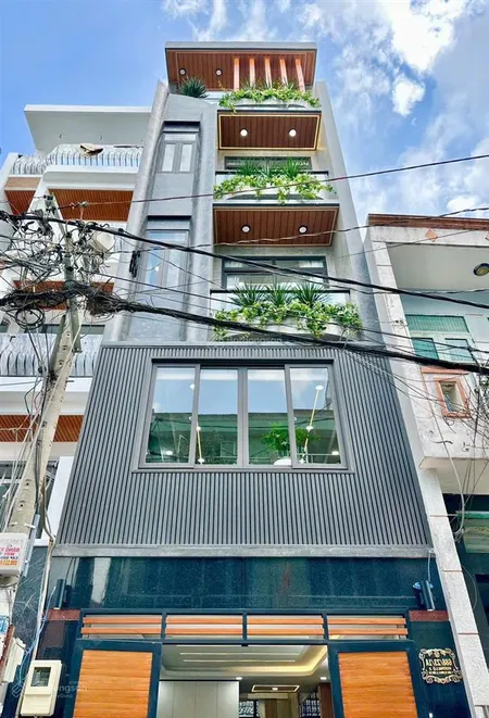 Nhà full nội thất cao cấp có sân vườn sau nhà có thàng máy 450kg trong nhà 4m x 21mđường 8m