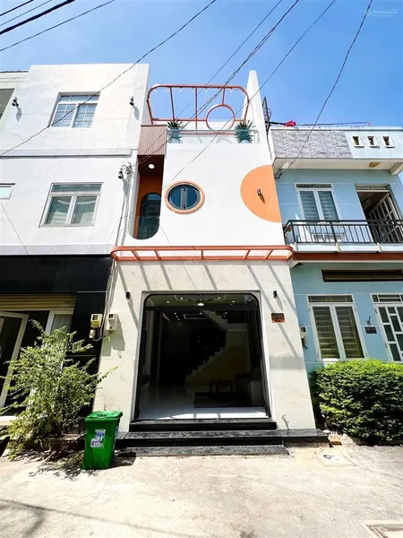 Nhà phố sổ riêng ngay ngã tư ga chợ cầu đồng. 4.6 x 11.5, trệt, 2 lầu, tặng nội thất. hẻm xe tải.