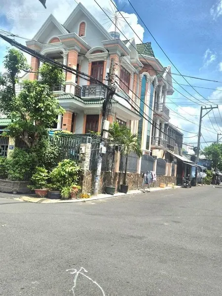 Bán biệt thự đẹp 8,5m x18m.xây bán hầm ,2 lầu góc 2 mặt tiền đường nhựa 12m.gần chợ, hiệp thành.q12