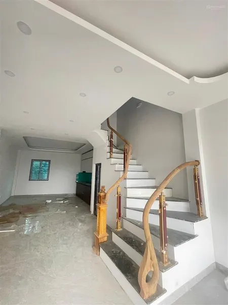 Chính chủ gửi bán nhà 3 tầng tiền phong. dt 50m2 mới kính koong chỉ việc xách vali đến ở