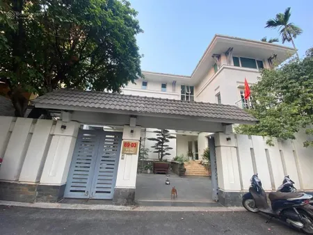 Gia đình tôi cần bán biệt thự vườn đào tây hồ. diện tích 368m2 mặt tiền 21m. giá cả thương lượng.