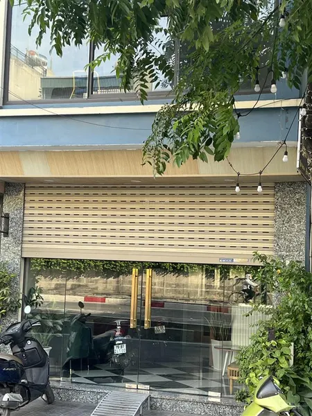 Mặt phố chính, thang máy, kinh doanh sầm uất các loại hình. khu vực trung tâm đi đâu cũng rất tiện,