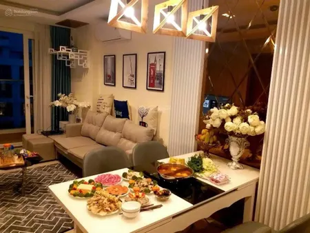 Chính chủ cần bán ch 2pn sky center full nt đẹp giá bán 4.2 tỷ bao thuế phí. 0906 820 *** em phi