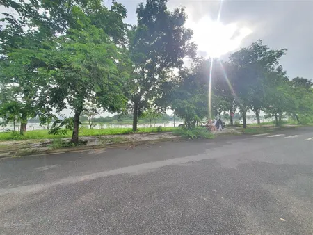 Bán lô đất biệt thự view sông khu đại học mở giá 10.2 tỷ ( 8x21m )
