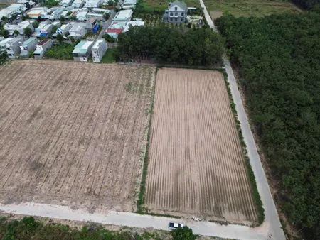 Bán đất 5259.6m² ngang 110m giá 18 tỷ Phường Chánh Phú Hòa có thể phân lô tách thửa đang được phủ full hồng kế bên khu nhà ở xã hội Kim Oanh.