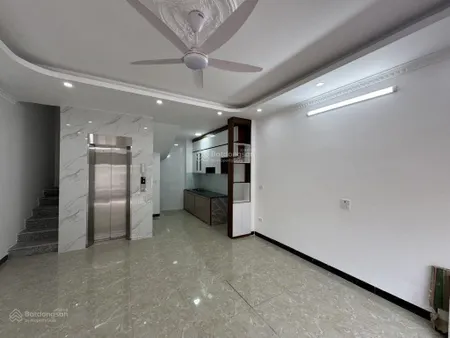 Siêu phẩm nhà long biên thang máy xịn sò 6 tầng mới kính coong ngõ thông di chuyển thuận tiện