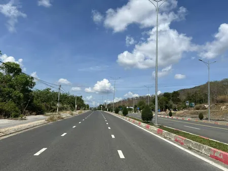 Bán đất 1541,4m² ngang 38,2m giá 12 tỷ Phường Long Hương