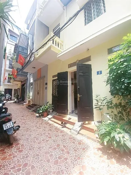 Hiếm hoàng quốc việt 61m2 3 mặt thoáng mặt tiền 5.5m, ngõ thông, sát mặt phố, dân trí cao
