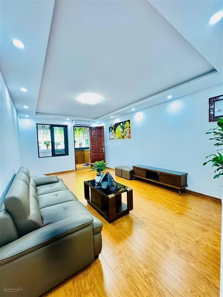 Bán căn tt t2 phố giải phóng, ô tô đỗ, tòa mới, nhà đẹp, 100m, 3 ngủ, 2wc, 4.3 tỷ