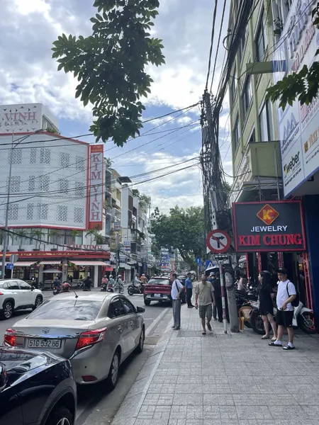 Cho thuê nhà Ng căn Quốc Tuấn. DT 103m2. Nhà 1 trệt 1 gác. 3 p ngủ.  Nội thất cơ bản. Giá thuê 8tr/tháng cọc 2 tt 2