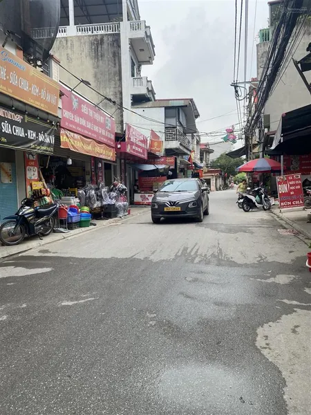 Ô tô đỗ cửa đường thông sáp mai, võng la, đông anh, hà nội