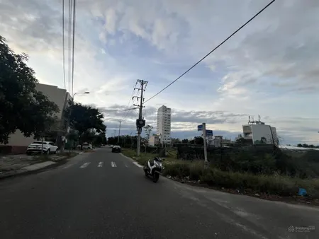 Đất 2 mặt tiền nguyễn cơ thạch đối diện công viên. đông nam. 230m2