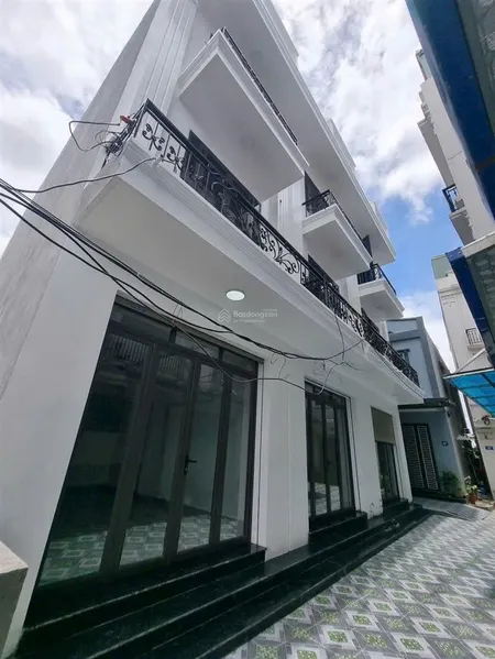 Bán nhà 3 tầng ô tô vào tận sân trung tâm phường hùng vương hướng đông nam, giá chỉ 2,55 tỷ