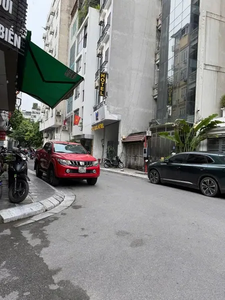 Bán nhà phân lô Khúc Thừa Dụ vỉa hè ô tô đỗ cửa, gara, thang máy   DT: 50m2 x 7tầng, mt 4,2m