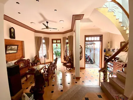 CHO THUÊ NGUYÊN CĂN MẶT BẰNG KINH DOANH CỰC ĐẸP KHU BÀN CỜ – NHA TRANG 🌿 📍 Địa chỉ:  Hát Giang – P. Nha Trang – Khánh Hòa - Diện tích: 151,2 m² (7.2m x 21m)  - Nhà 3 tầng gồm 4pn 3wc sân vườn 🧭 Hướng Đông Nam, nhiều cây xanh, thoáng mát, sạch sẽ 🚗 Đường r