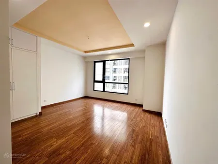Gia đình tôi cần tiền bán gấp căn hộ 87m2 căn hoa hậu hai phòng ngủ sáng, giá 8,1 tỷ