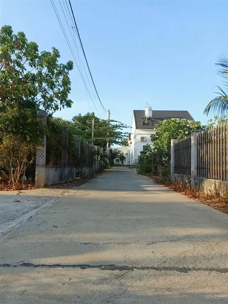 Bán đất tặng nhà 2 mặt tiền, cách kcn châu đức chỉ 200m.