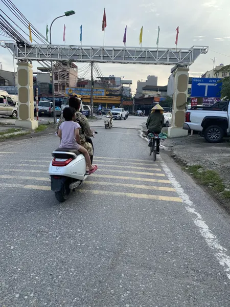 Siêu phẩm tam trinh container đỗ cửa