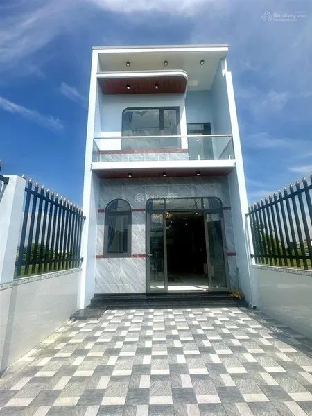 Bán nhà mới xây cách gần ngã 3 mỹ hạnh, shr, hỗ trợ bank,nhà 4 phòng