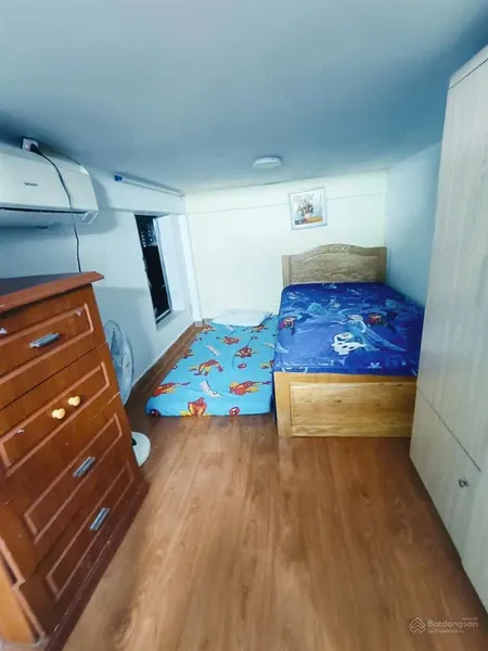 Tập thể tầng 4 sổ 16m sử dụng 120m 3 ngủ . 1 vệ sinh khép kín , bếp và khách , rộng thoáng sáng ,