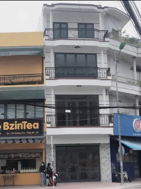 Cho thuê nhà 44B Đồng Nai. Đt 120m2 ngang 4m2. Nhà 1 trệt 1 lầu, gồm 2pn và Pk, sân rộng. Giá 15 tr/ tháng