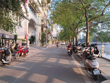Bán nhà ngõ 780 đê la thành . dt 50 m2 , nhà cấp 4 , mt 3,8 m,( giá 6,35 tỷ )