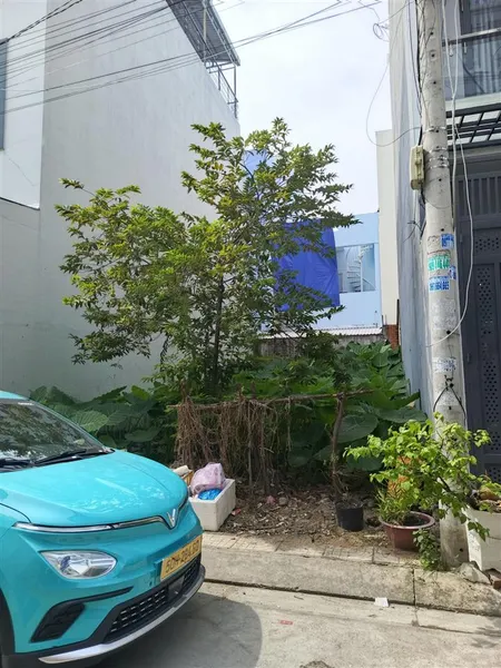 Lô đất ngang 6m. đường quốc lộ 50 đi vào kế khu gia hoà, xã phong phú. bình chánh. giá 5.2 tỷ