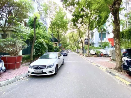 Bán nhà quan hoa, cầu giấy 55m2, thang máy, nhỉnh 12 tỷ nhà mới tinh, thoáng sau, ôtô suzuki