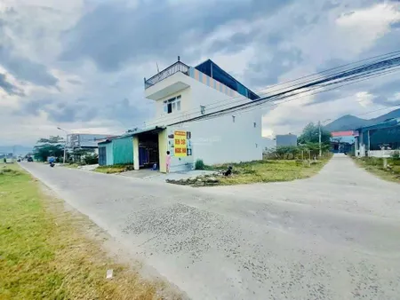 Từ vị trí đất cách đường liên xã chỉ 25m. cách chợ và uỷ ban chỉ 800m đường oto thông thoáng