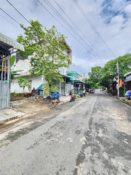 Bán gấp lô đất trong kdc, diện tích 100m2, sổ sẵn, full thổ cư, đường 14m, cách kcn vsip 1 chỉ 1km