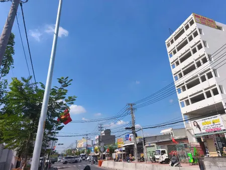 Bán khách sạn mặt tiền đường Nguyễn Cửu Phú gần trường Đại Học