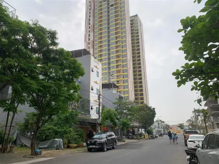 Cần sang nhượng lô đất mt đường phạm kiệt. đường 11m. thông ra hồ xuân hương