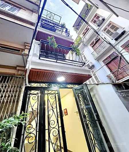 Bán nhà trung tâm hàng chuối 5 tầng có sân pháp lý rõ ràng
