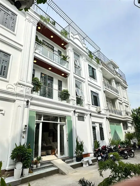 Nhà mới 1 trệt 2 lầu sân thượng. dt 10.5x5m, hxh