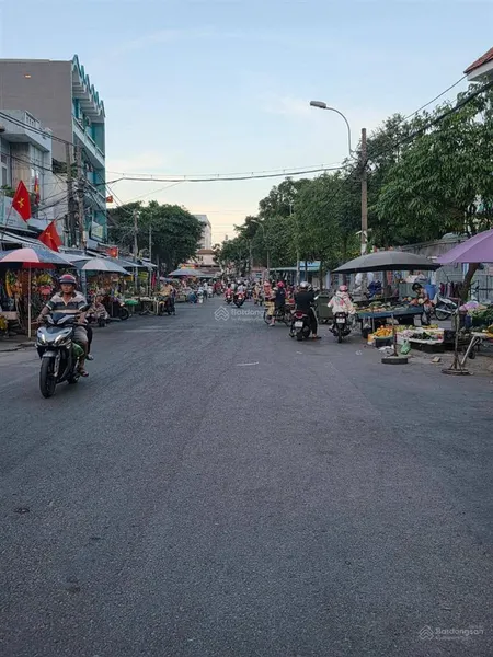 8 tỷ 700 thương lượng, bán nhà mặt tiền kinh doanh 2 tầng, diện tích ngan 4,3 mét dài 22 mét.