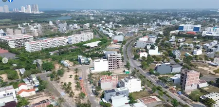 Đất hai mặt tiền 8x17,5m gần biển tiện xây biệt thự đối diện là công viên