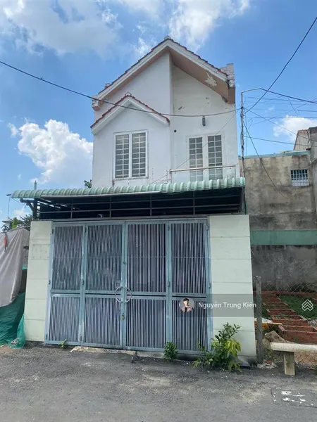 Cần bán nhà 68m2 ( 4.5 x 15 ), trong đó có 60m2 thổ cư, đường nhựa 7m, sổ riêng giáp ql 13 sg