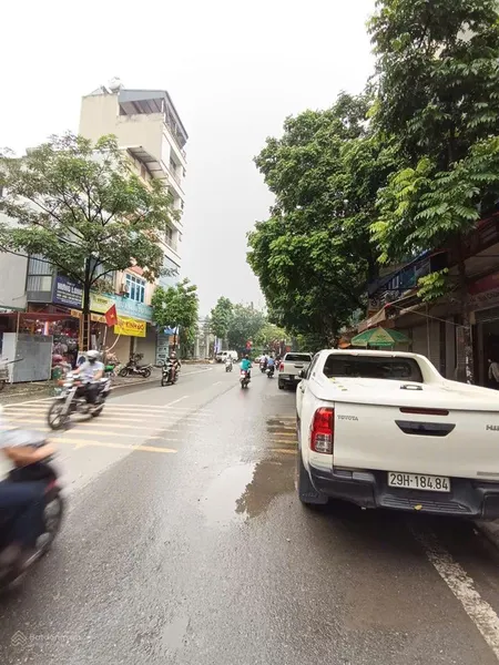 Bán gấp. nhà mặt phố mậu lương.thang máy.phân lô vỉ hè.kinh doanh sầm uất. dt 60m2/7 tầng giá21,5