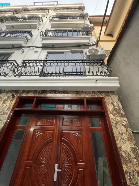 Nhà Cầu Diễn 6 tầng mới kính koong - thang máy nhập khẩu - sát ô tô - giá chỉ 7.39 tỷ