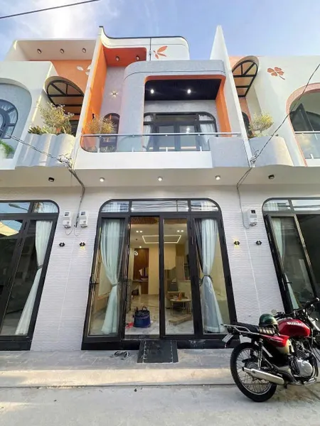 NHÀ PHỐ SANG – 95M² – GIÁ 2 TỶ 620  -  BAO CÔNG CHỨNG SANG TÊN