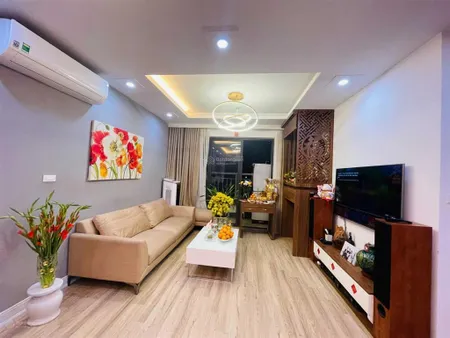 Chính chủ bán căn 2pn tòa golden land dt 115m2 giá 6.3 tỷ ban công đông nam. 0988 246 ***